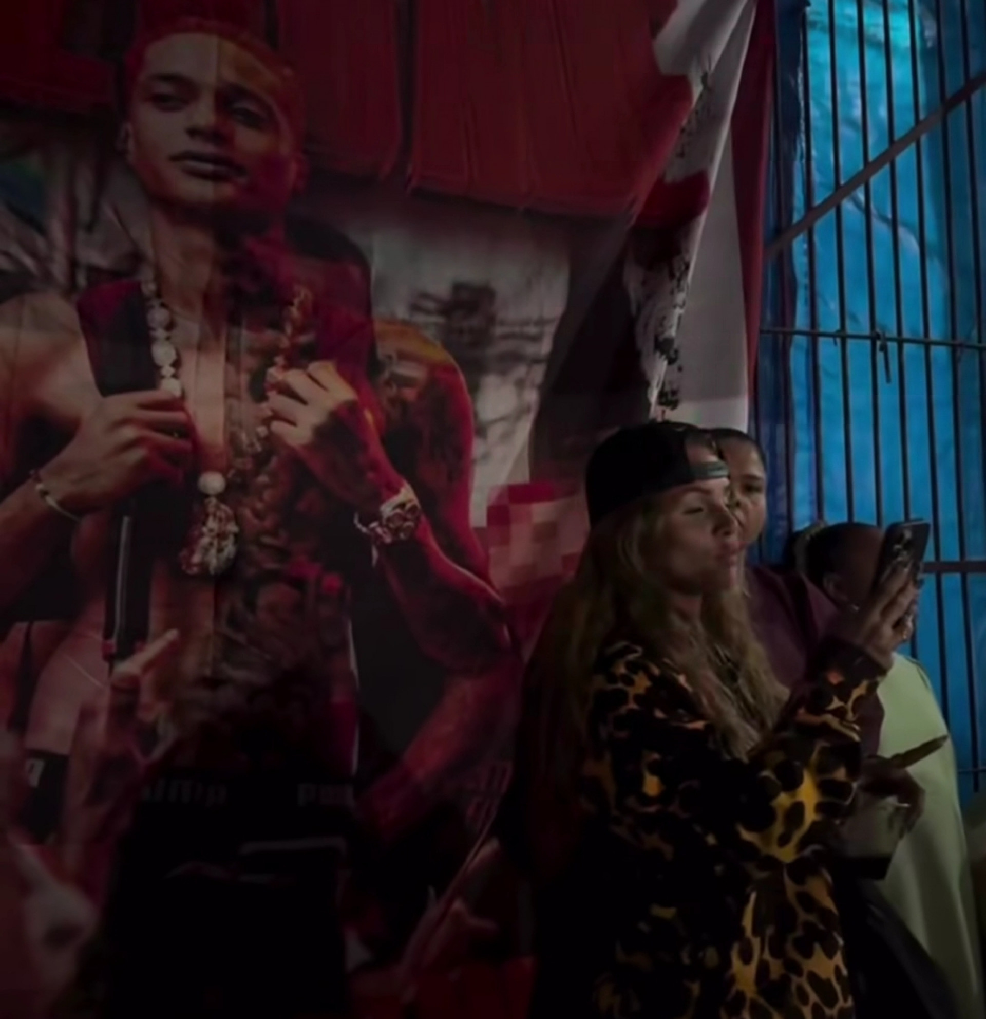 Fernanda Valença fez \'vigília\' em frente a presídio após revogação da prisão de Oruam