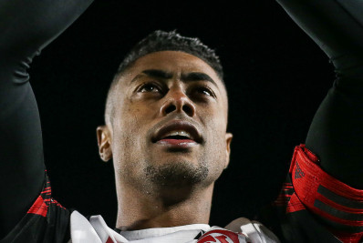 Bruno Henrique se manifesta sobre gesto obsceno e explica reação