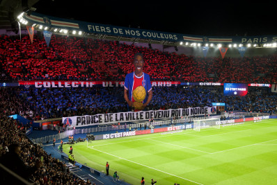 Vencedor da Bola de Ouro, Dembélé é homenageado pela torcida do PSG