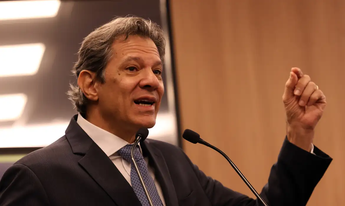 Haddad diz que atrelar votação da isenção do IR à da anistia é 'loucura'