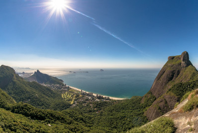 Homem é resgatado após cair de asa-delta na Pedra Bonita