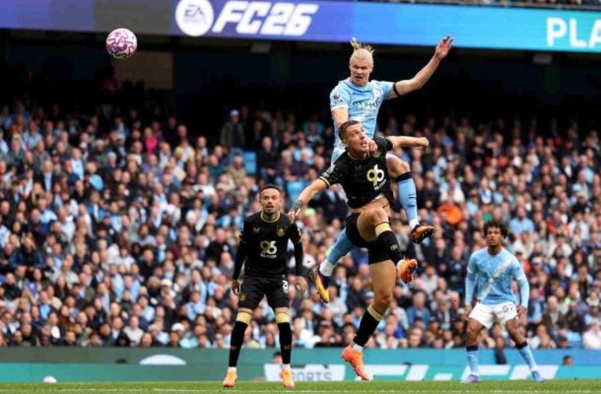 Com &#8216;ajudinha&#8217; de zagueiro e Haaland inspirado, Manchester City goleia o Burnley