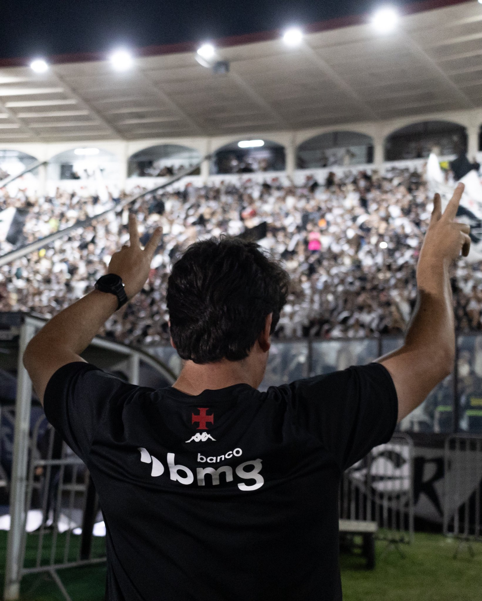 Fernando Diniz interage com a torcida do Vasco - Matheus Lima | Vasco da Gama