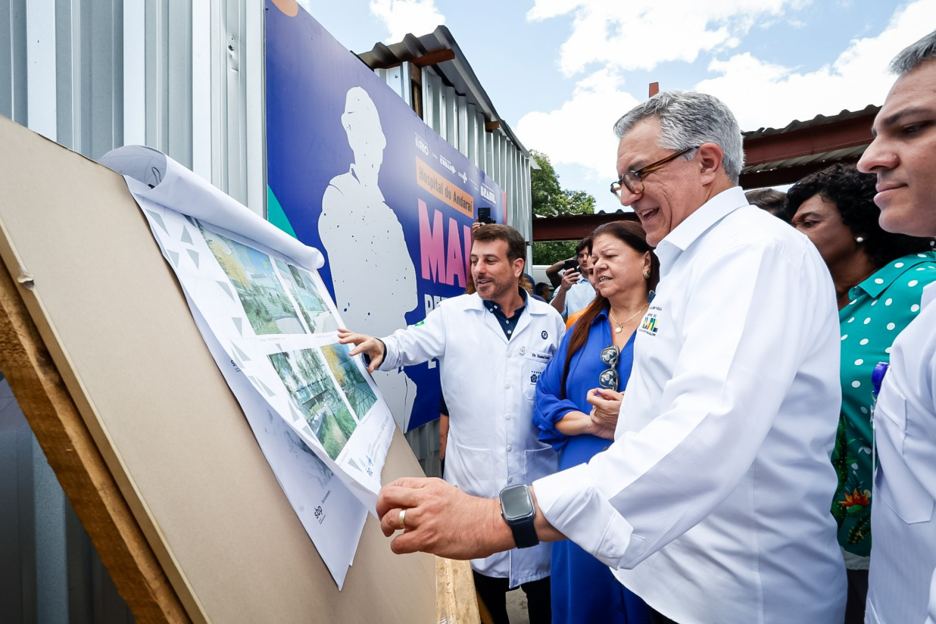 O ministro da saúde Alexandre Padilha (de óculos) e o secretário de Saúde do Rio Daniel Soranz (ao fundo) estiveram no evento - Edu Kapps/SMS