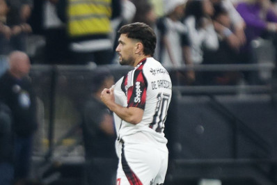 Flamengo vira sobre o Corinthians no fim e aumenta vantagem na liderança do Brasileirão