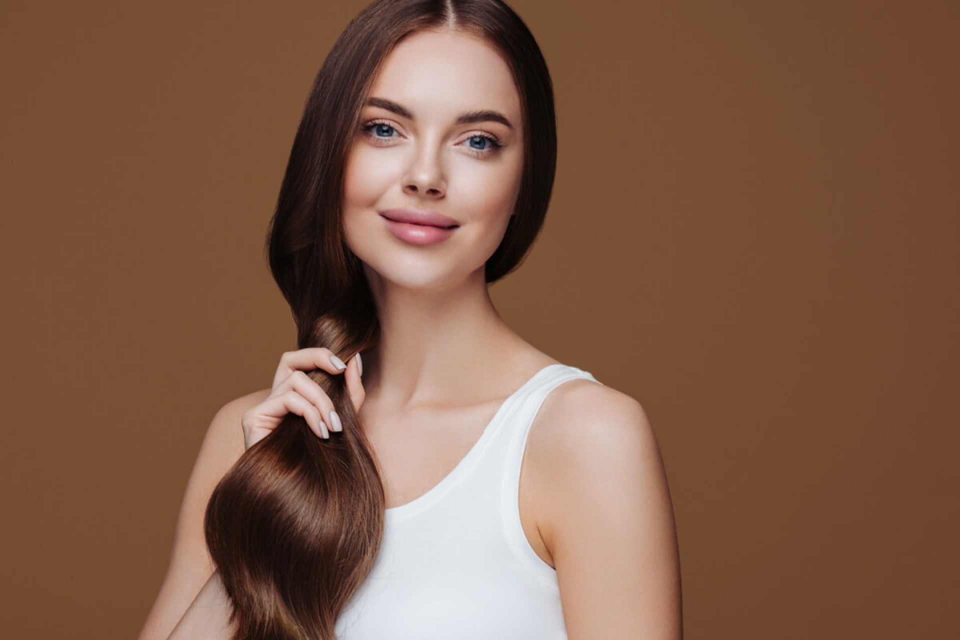 Cuidar corretamente dos cabelos ap&oacute;s a colora&ccedil;&atilde;o ou descolora&ccedil;&atilde;o ajuda a manter a sa&uacute;de dos fios (Imagem: Irina Bg | Shutterstock)
