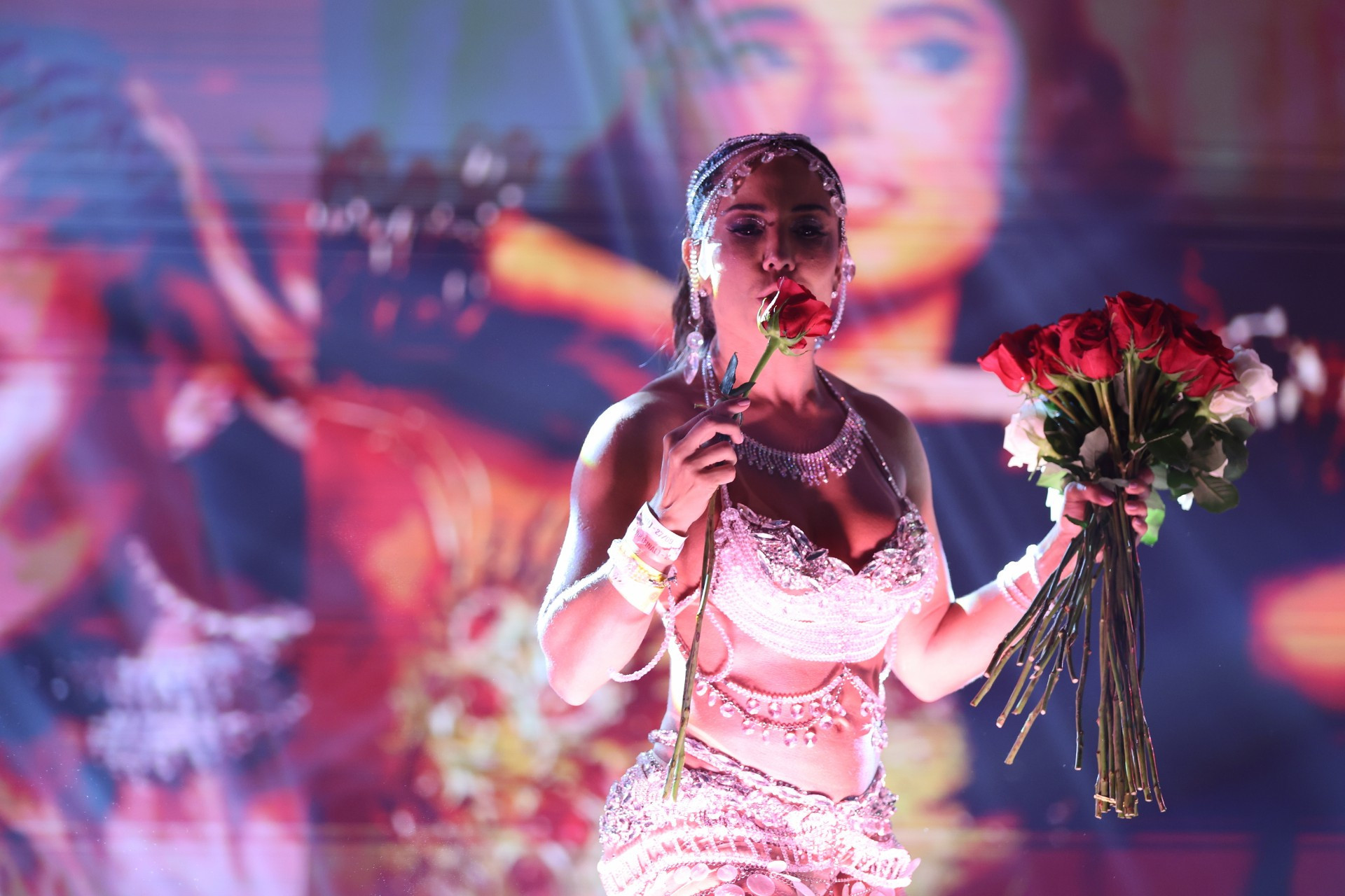 Mulher Melão distribui rosas para o público - Daniel Pinheiro / BrazilNews