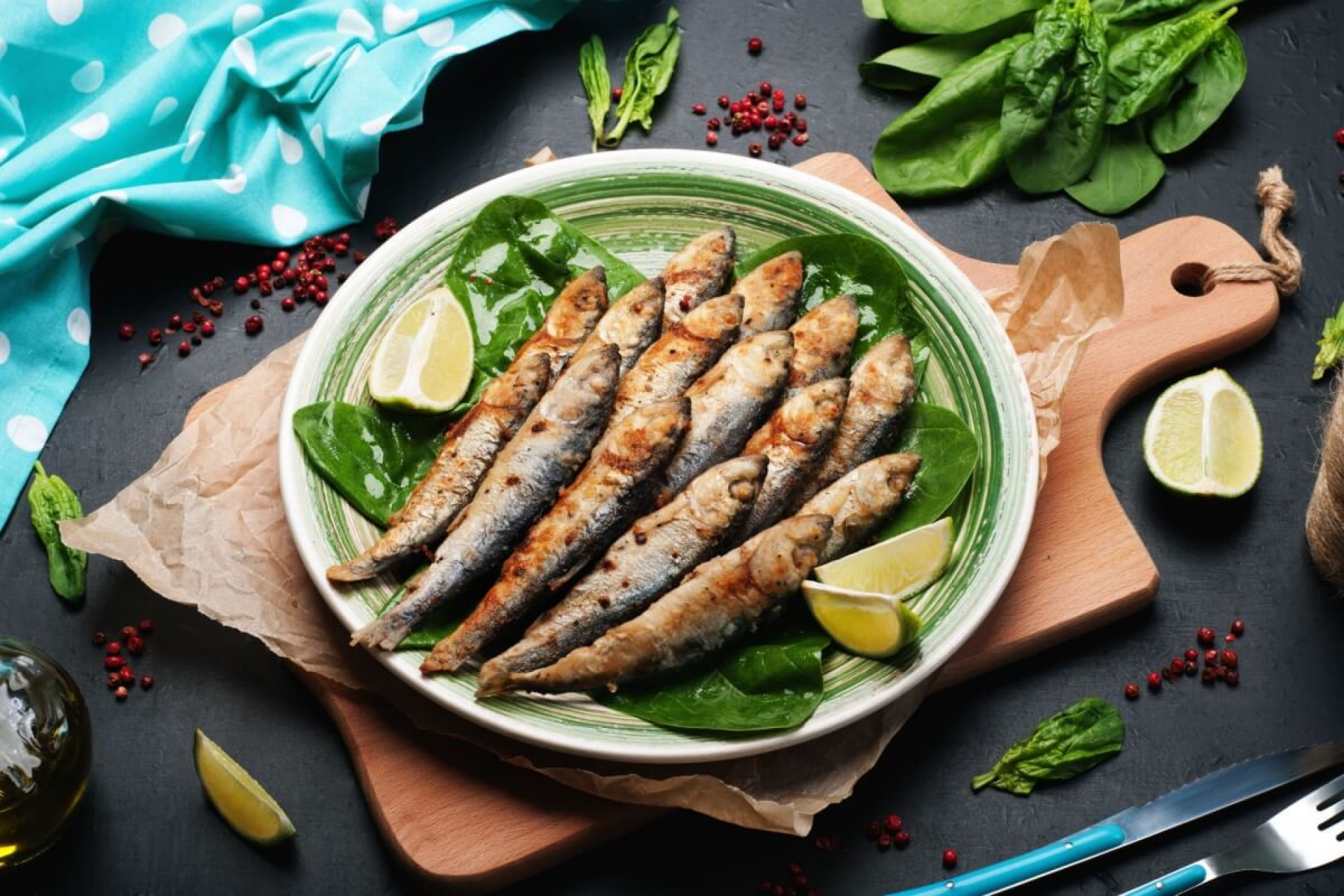 A sardinha &eacute; um alimento acess&iacute;vel e nutritivo, repleto de benef&iacute;cios para a sa&uacute;de (Imagem: Nadiia Loboda | Shutterstock)