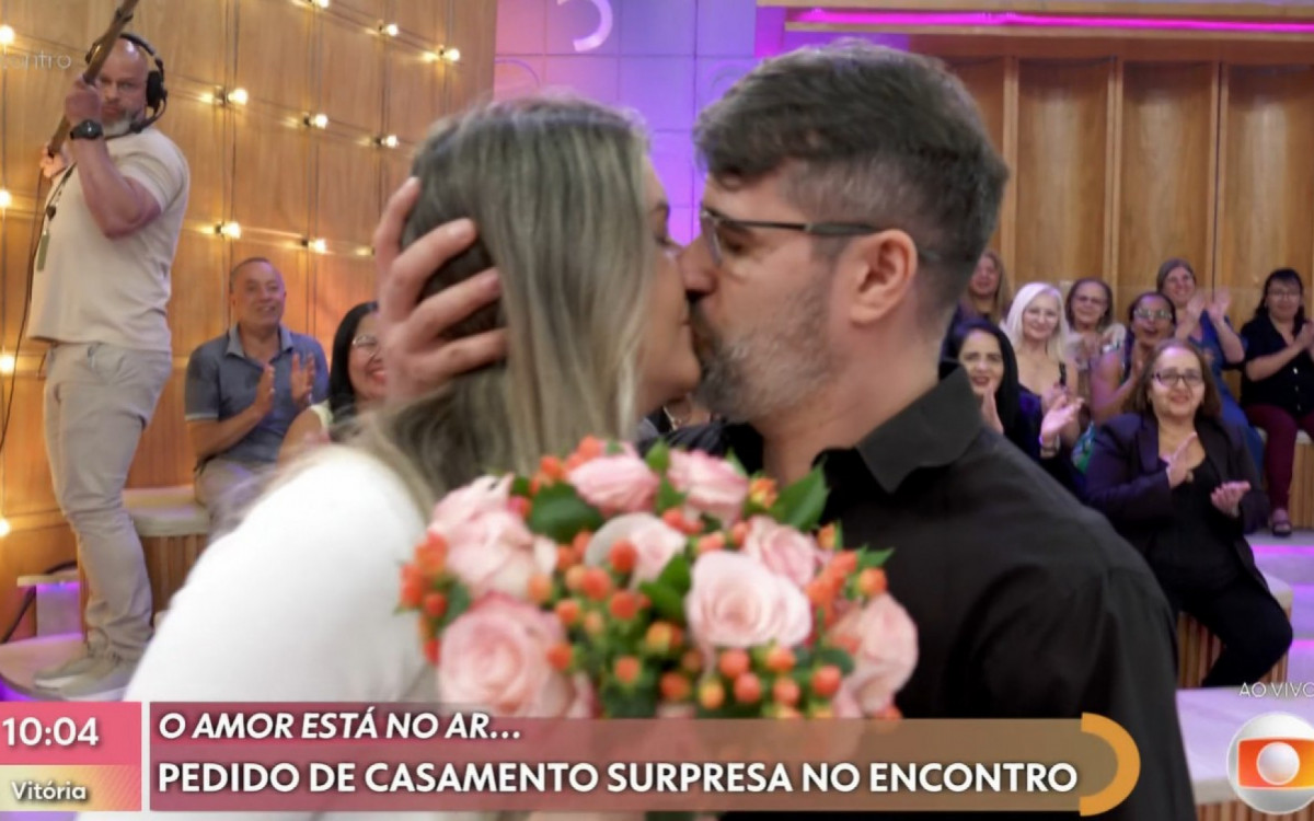 Homem surpreende namorada com pedido de casamento no 'Encontro' - Reprodução/TV Globo