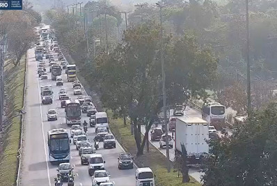 Acidente entre carro e moto deixa um ferido na Avenida Brasil, em Deodoro