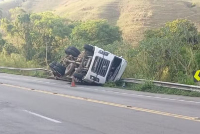 Tombamento de caminhão deixa homem ferido em Barra do Piraí
