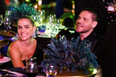 Deborah Secco curte show de Maiara e Maraisa com o namorado