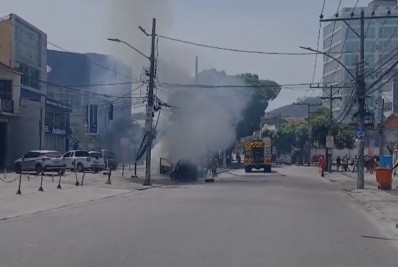 Carro pega fogo em Campo Grande