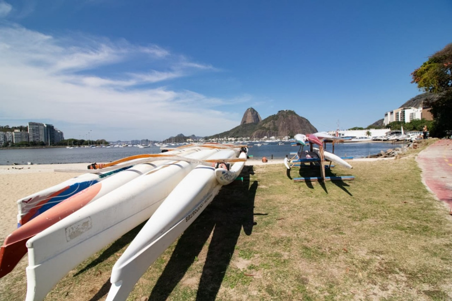 É comum de se observar a prática de esportes na praia de Botafogo - Érica Martin / Agência O Dia