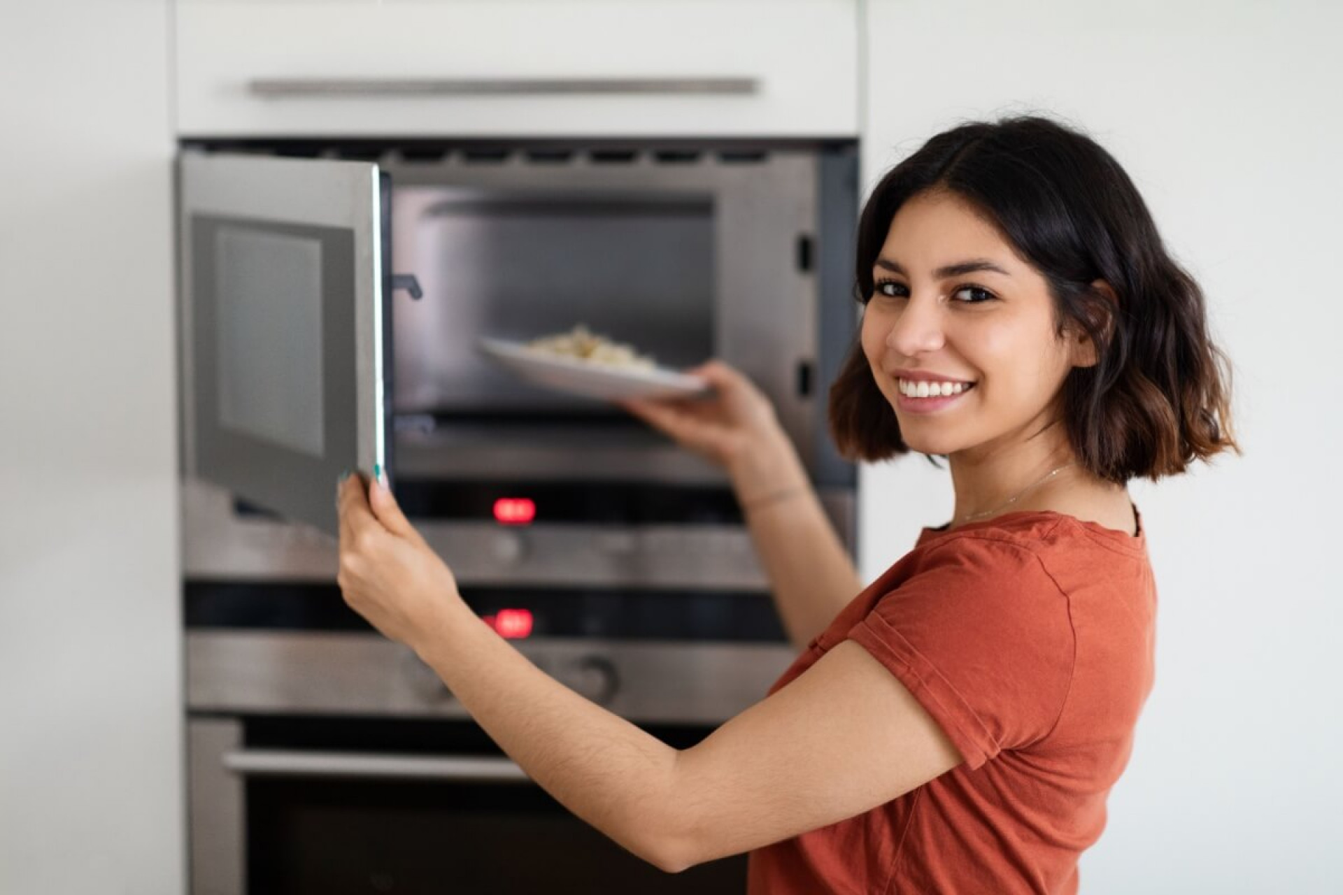 &Eacute; poss&iacute;vel conservar a qualidade e a seguran&ccedil;a dos alimentos ao utilizar o micro-ondas (Imagem: Prostock-studio | Shutterstock)