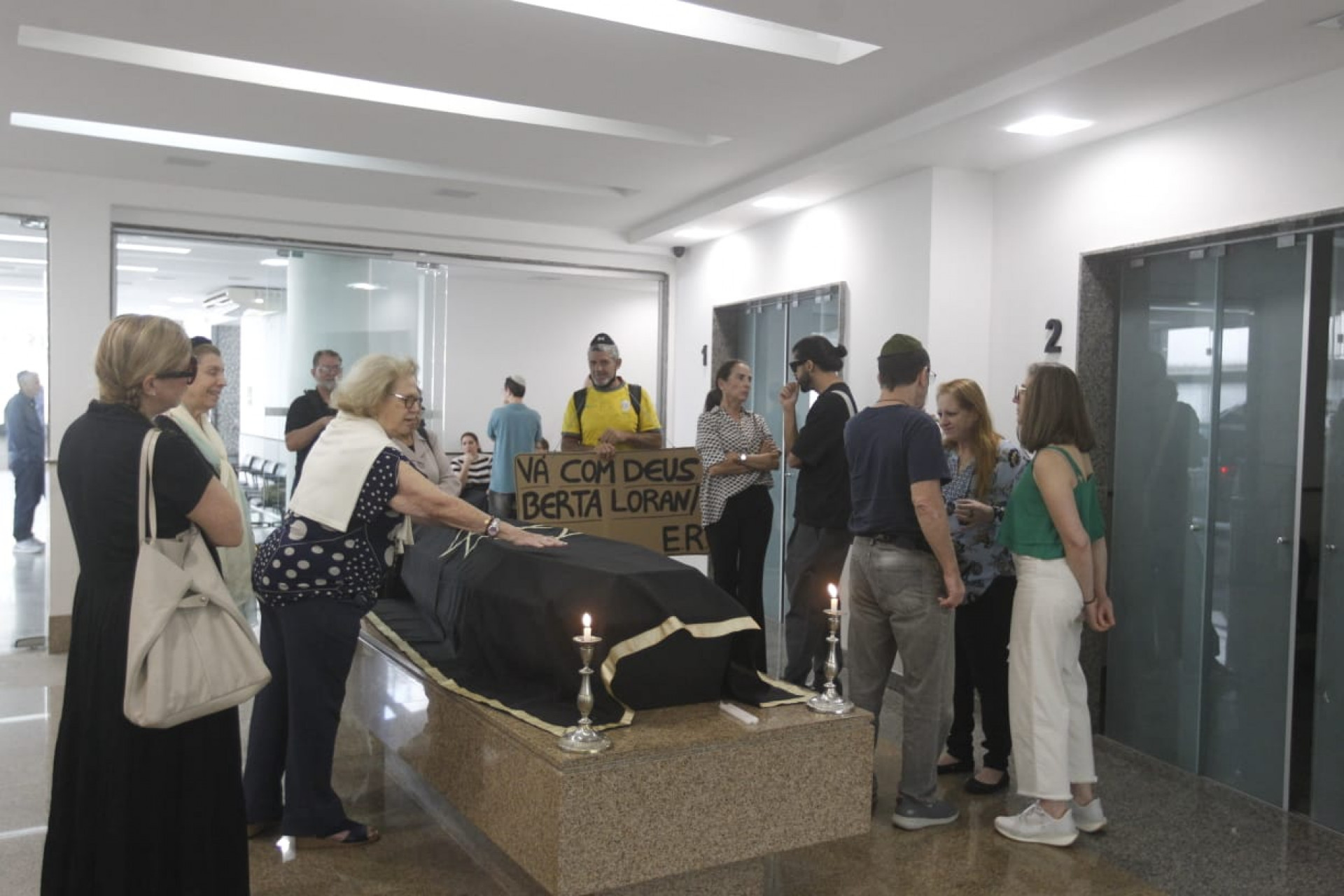 Fãs levaram cartazes com homenagens à atriz Berta Loran - Reginaldo Pimenta/Agência O Dia