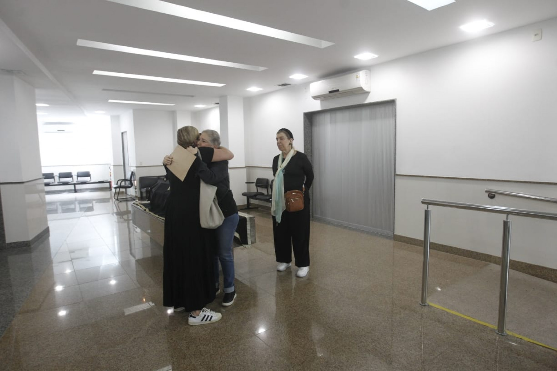 Familiares e amigos prestam as últimas homenagens à Berta Loran - Reginaldo Pimenta/Agência O Dia