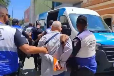 Dupla é presa com quase R$ 450 mil em joias roubadas de shopping em Niterói