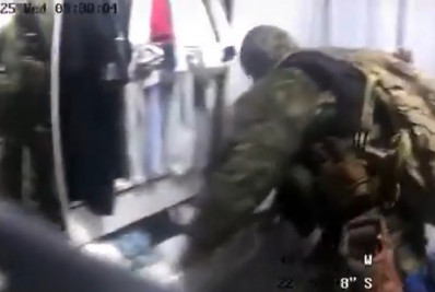 Vídeo: câmera corporal flagra policiais do Bope furtando casa no Complexo do Alemão