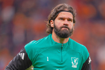 Na véspera da convocação, Alisson sente e é substituído em jogo do Liverpool