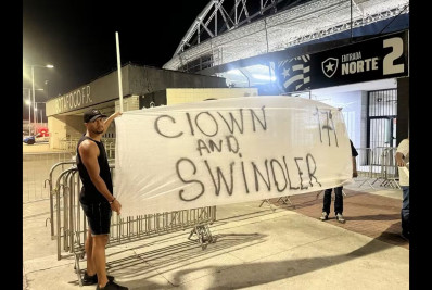 Torcedores do Botafogo protestam no Nilton Santos e criticam John Textor: 'Palhaço'