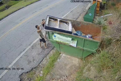 Câmeras de monitoramento flagram descarte irregular de sofá em caçamba exclusiva para vidro em Pedro do Rio
