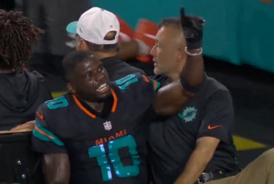 Imagens fortes! Astro da NFL quebra a perna e passará por cirurgia