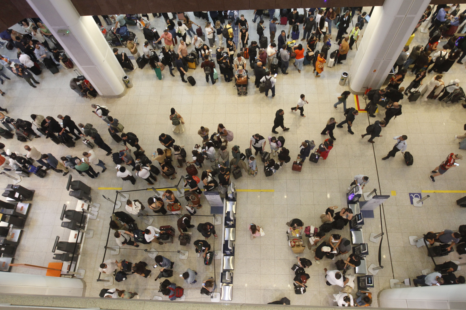 Vazamento de óleo suspendeu operações do Aeroporto Santos Dumont, nesta terça-feira (30) - Reginaldo Pimenta/Agência O Dia