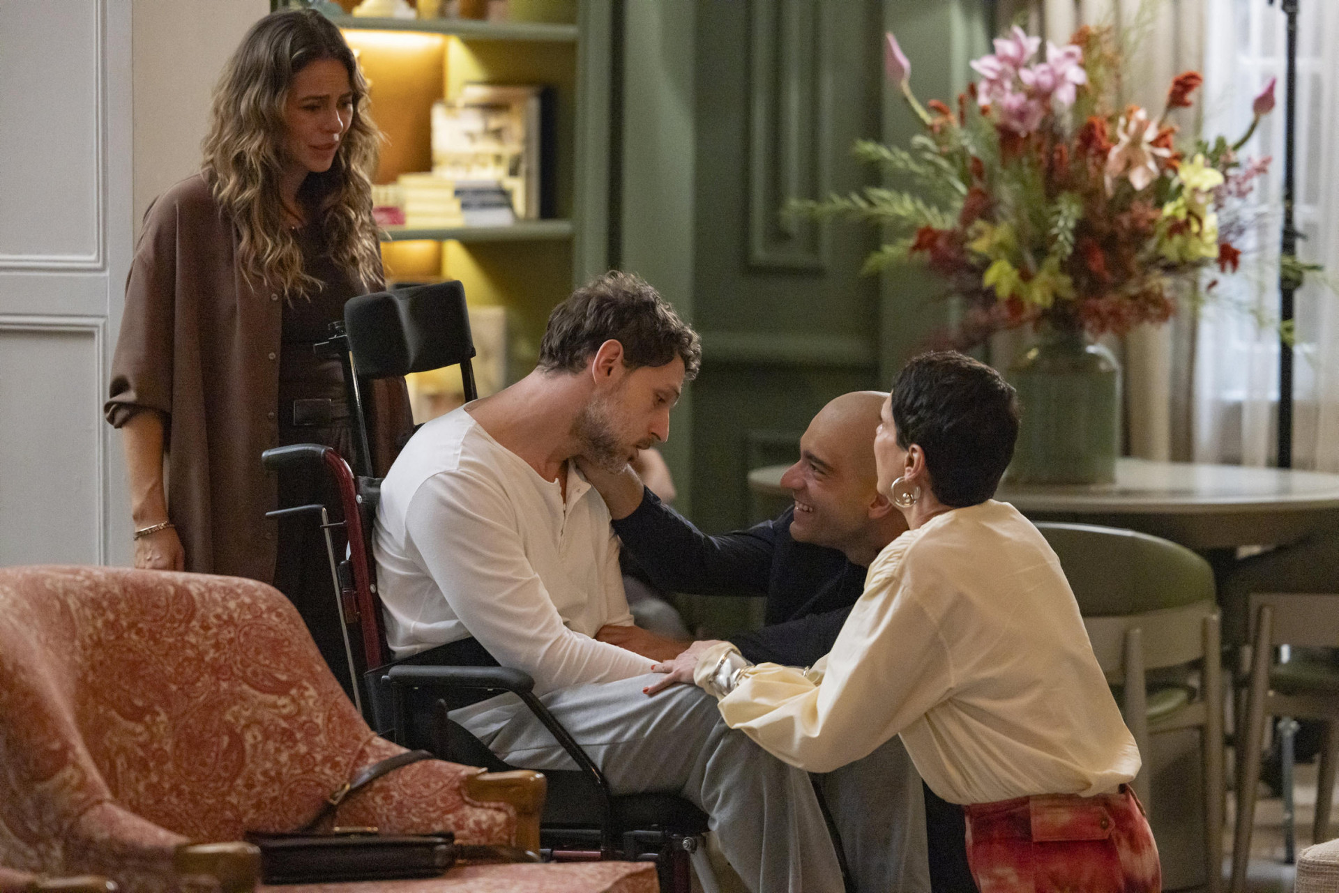 Afonso (Humberto Carrão) e Odete (Debora Bloch) estarrecidos ao ver Heleninha (Paolla Oliveira) entrar com Leonardo (Guilherme Magon) - Fabio Rocha/TVGlobo