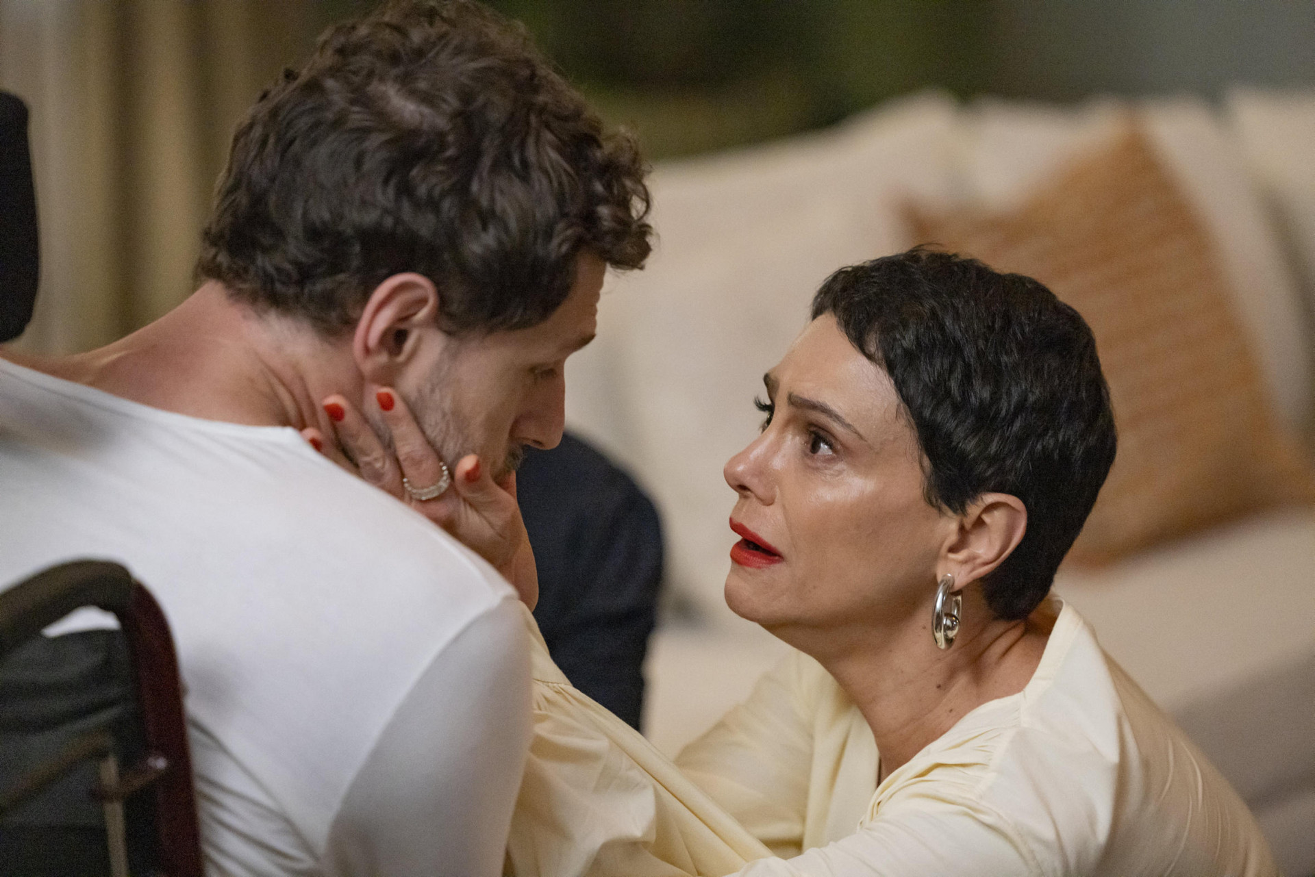 Celina (Malu Galli) fica estarrecida ao ver Leonardo (Guilherme Magon)
- Fabio Rocha/TVGlobo