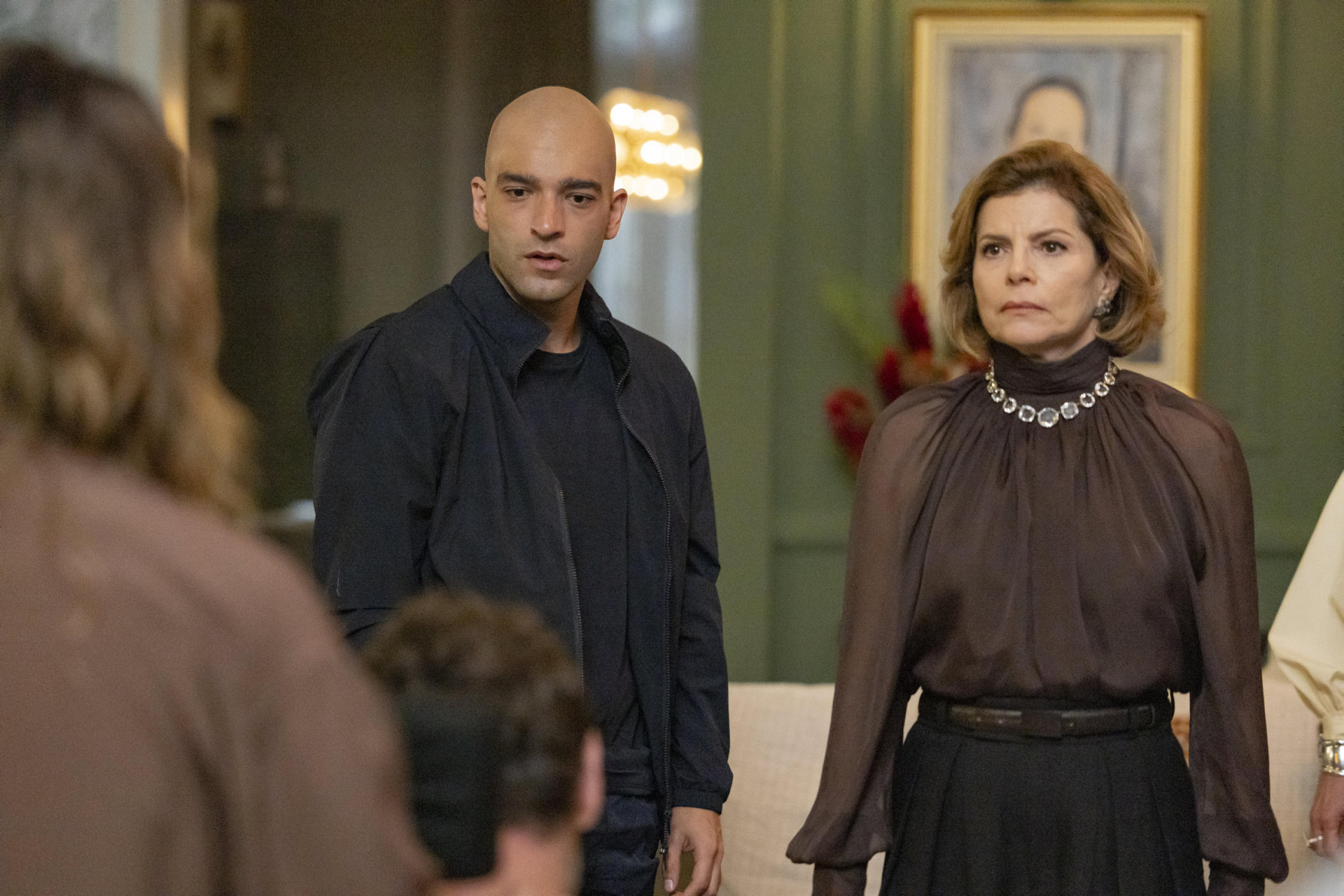 Afonso (Humberto Carrão) e Celina (Malu Galli) estarrecidos ao ver Heleninha (Paolla Oliveira) entrar com Leonardo (Guilherme Magon - Fabio Rocha/TVGlobo