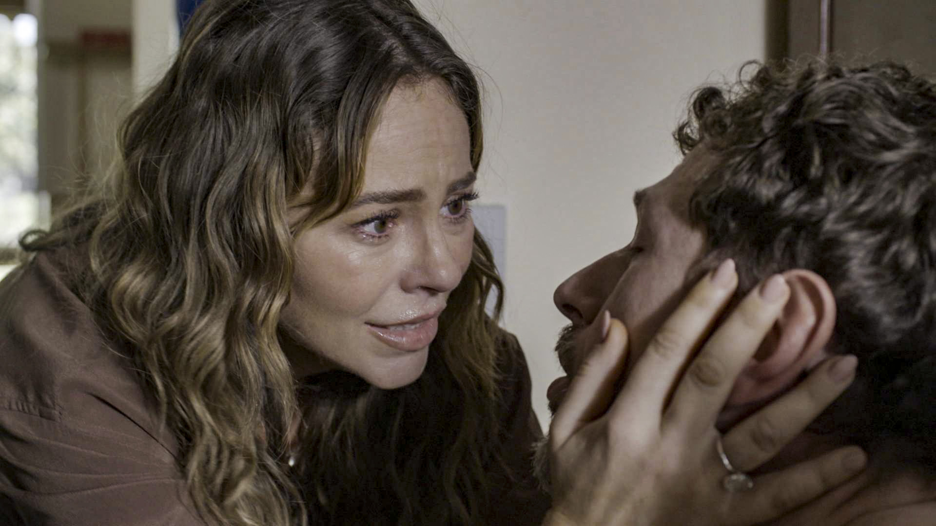 Heleninha (Paolla Oliveira) reencontra Leonardo (Guilherme Magon)
- Globo