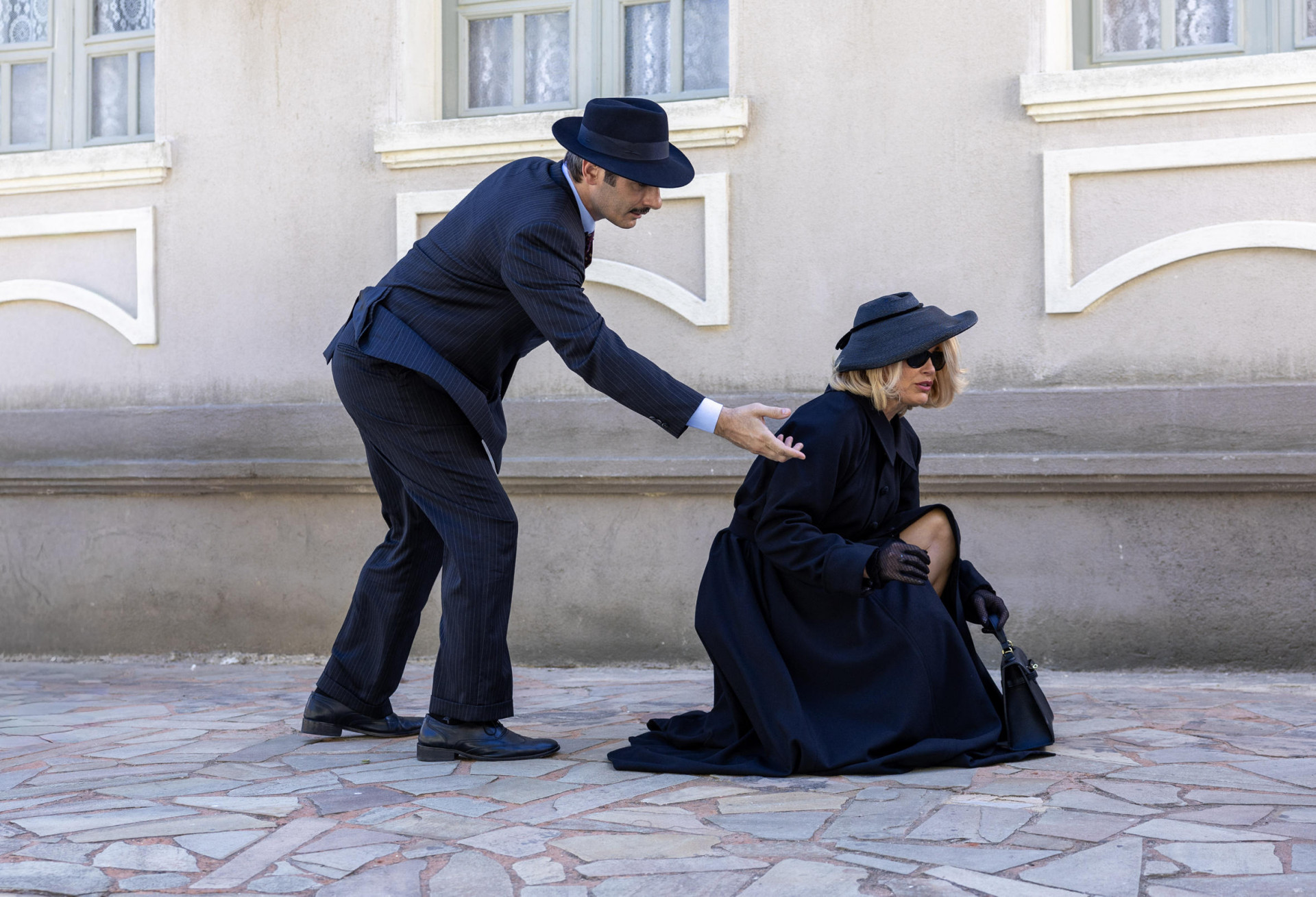 Sandra (Flávia Alessandra) escapa de ser reconhecida por Araújo (Flávio Tolezani) - Globo/ Angélica Goudinho