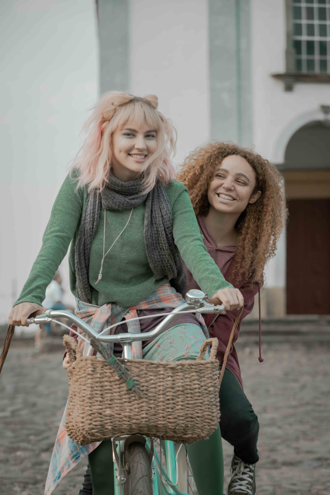 Flora (Alanis Guillen) e Luna (Leticia Vieira) na série 'Vermelho Sangue', do Globoplay - TV Globo / Paulo Belote