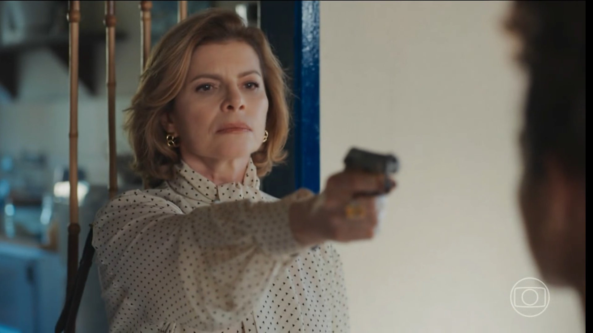 'Vale Tudo': Odete Roitman (Debora Bloch) atira em Ana Clara (Samantha Jones) - Reprodução de vídeo / X