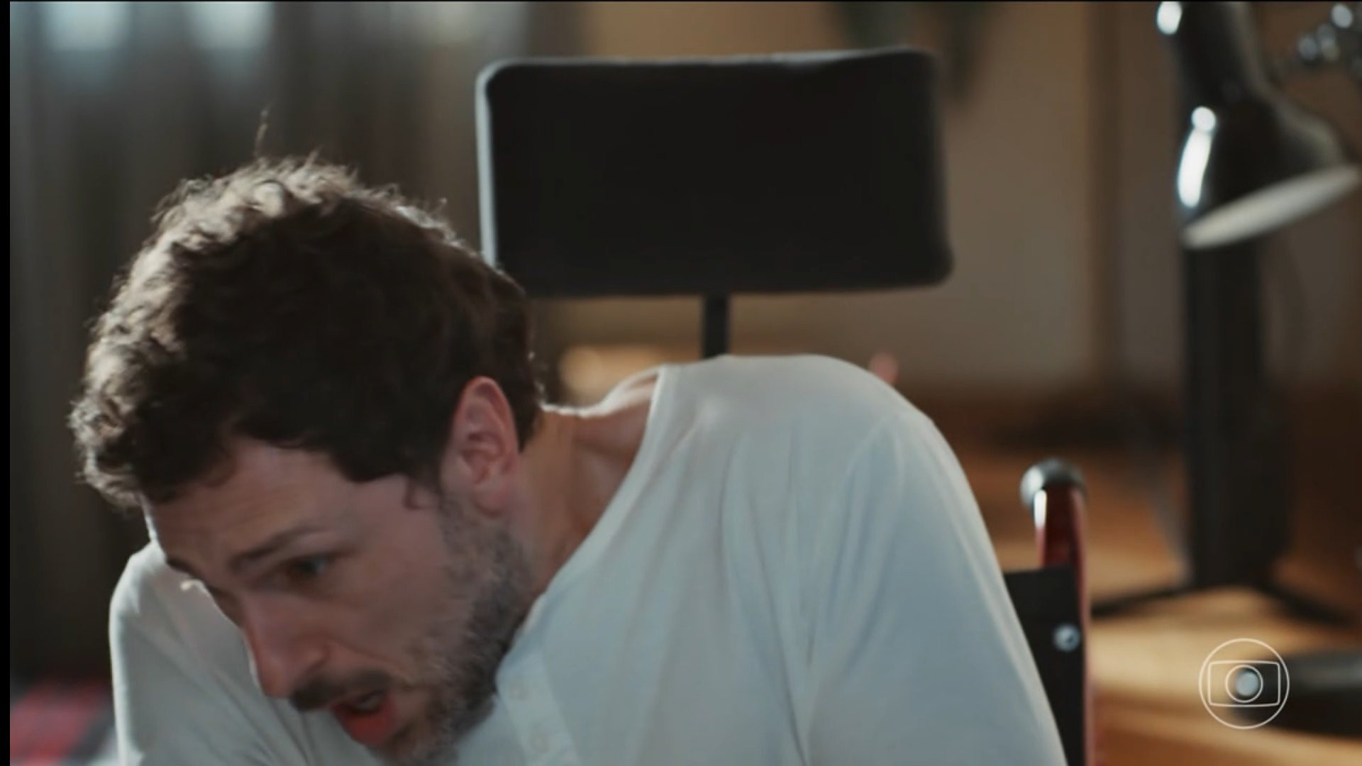 Leonardo (Guilherme Magon) vê a mãe, Odete Roitman (Debora Bloch), atirar em Ana Clara (Samantha Jones) - Reprodução de vídeo / X