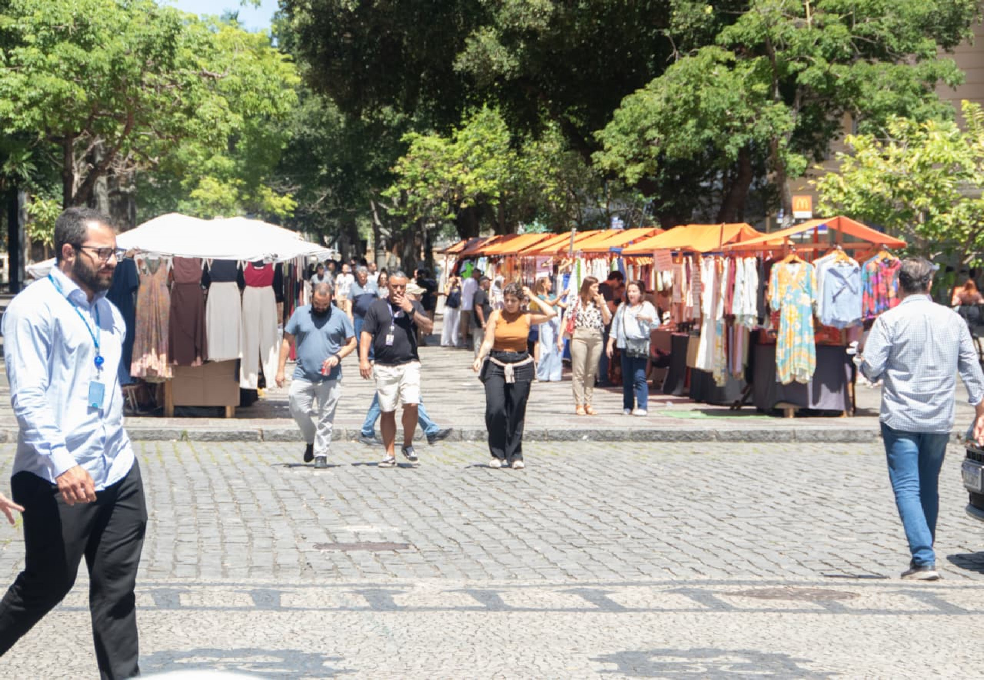 Movimentação na praça Floriano, no Centro do Rio na tarde desta terça-feira (30) - Érica Martin / Agência O Dia 