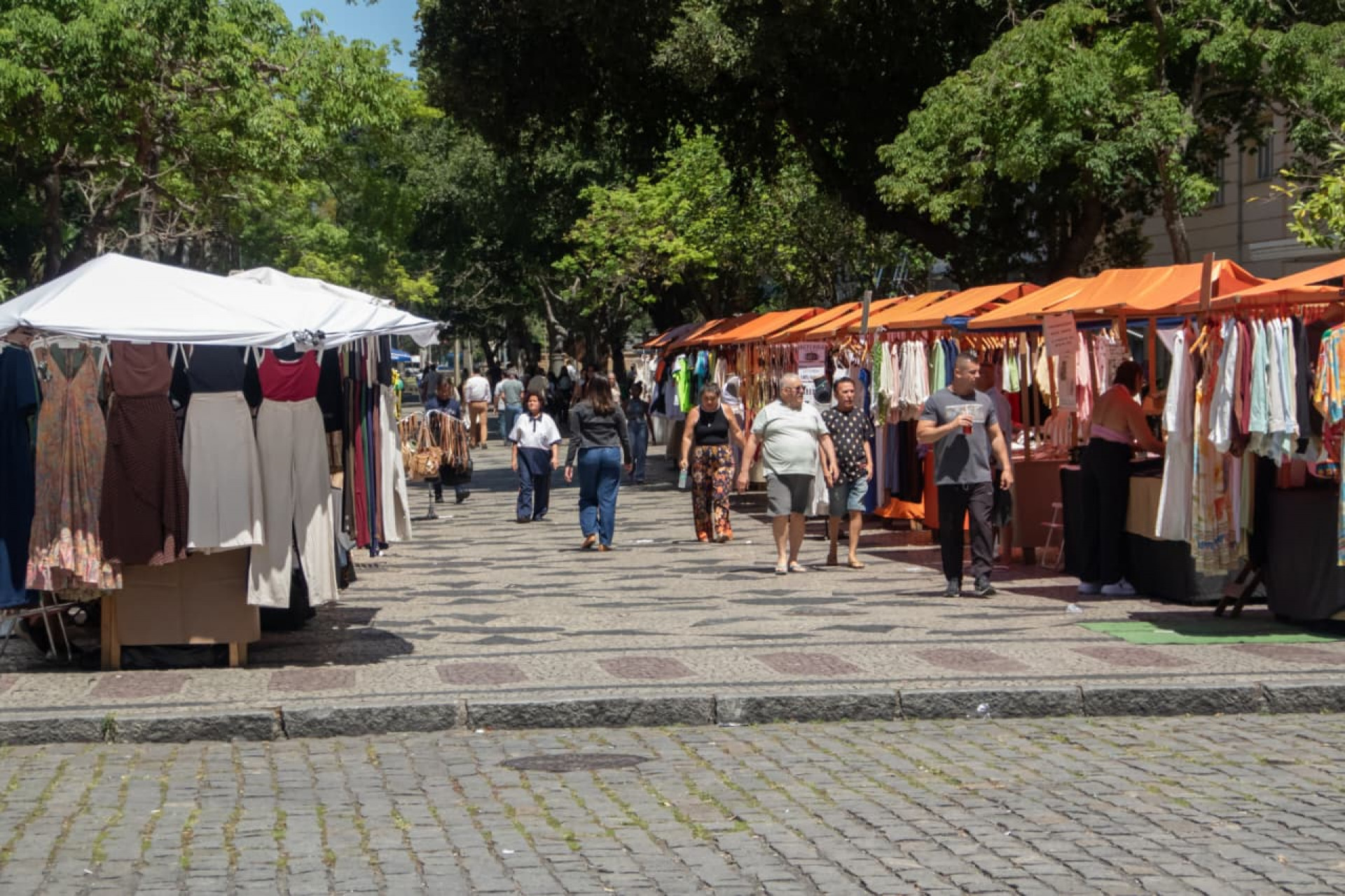 Movimentação na praça Floriano, no Centro do Rio na tarde desta terça-feira (30) - Érica Martin / Agência O Dia 