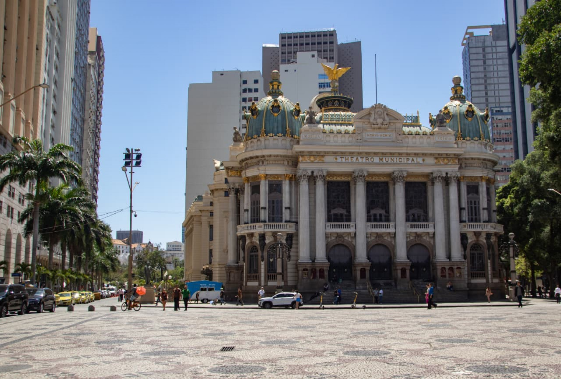 Movimentação na praça Floriano, no Centro do Rio na tarde desta terça-feira (30) - Érica Martin / Agência O Dia 