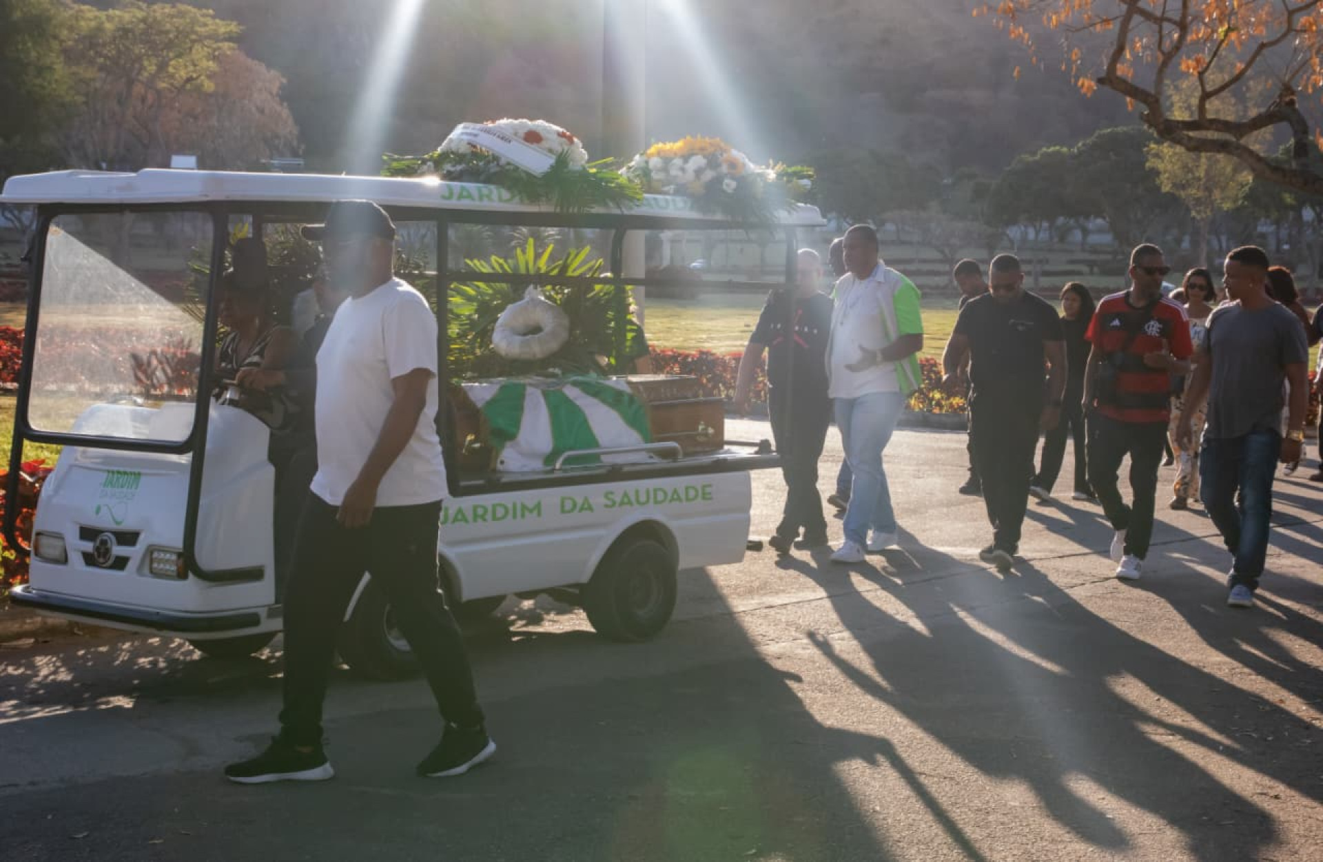 Sambista Marquinho PQD é sepultado no Jardim da Saudade de Sulacap - Érica Martin / Agência O Dia