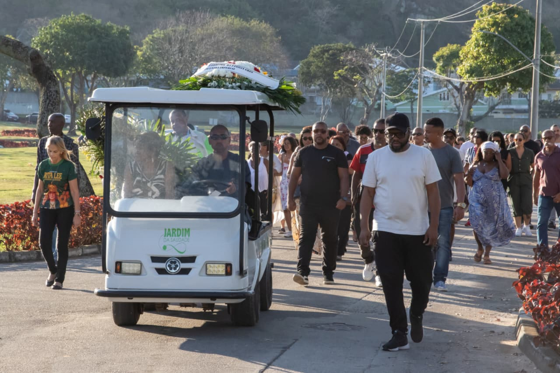 Sambista Marquinho PQD é sepultado no Jardim da Saudade de Sulacap - Érica Martin / Agência O Dia