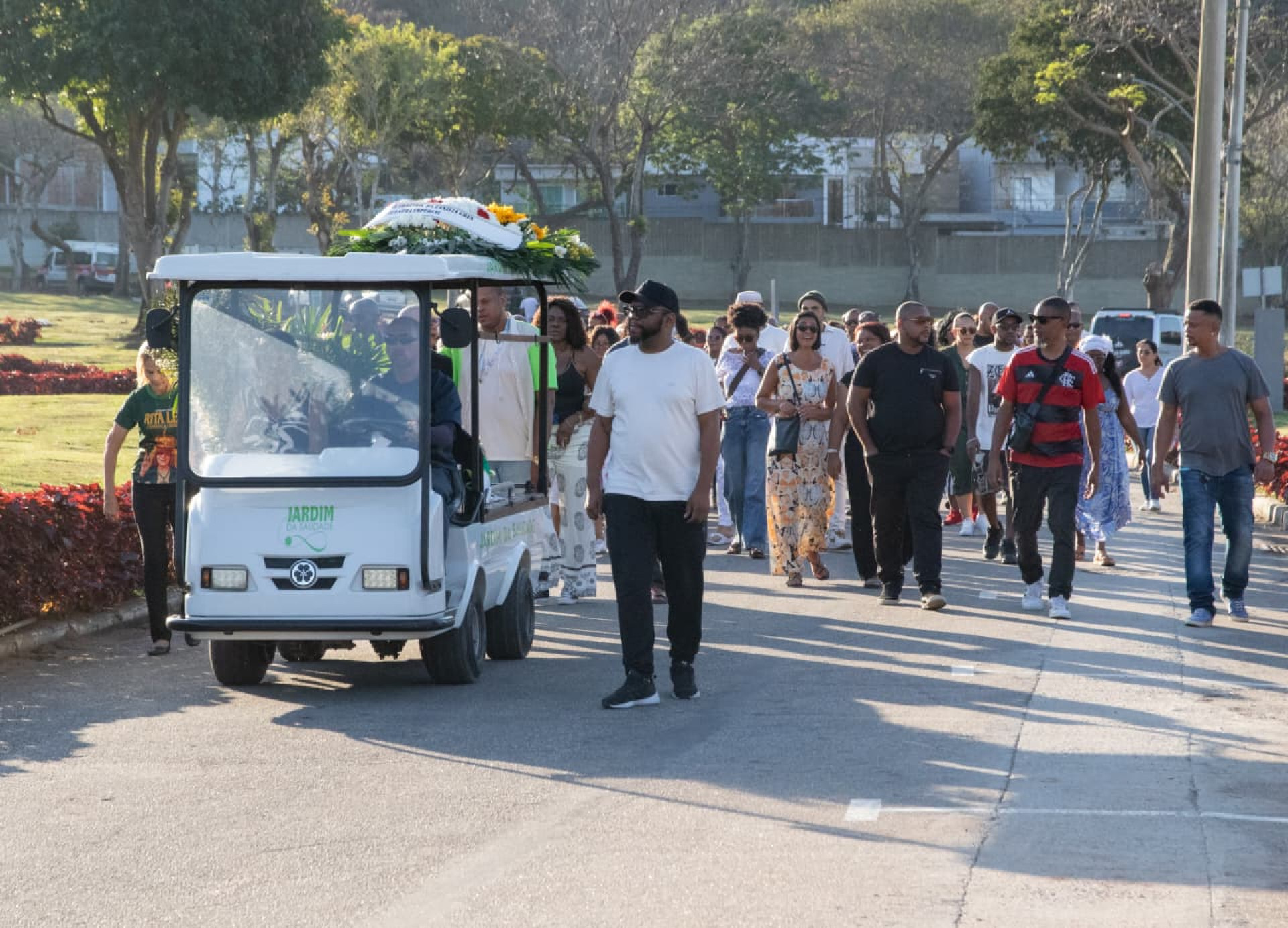 Sambista Marquinho PQD é sepultado no Jardim da Saudade de Sulacap - Érica Martin / Agência O Dia