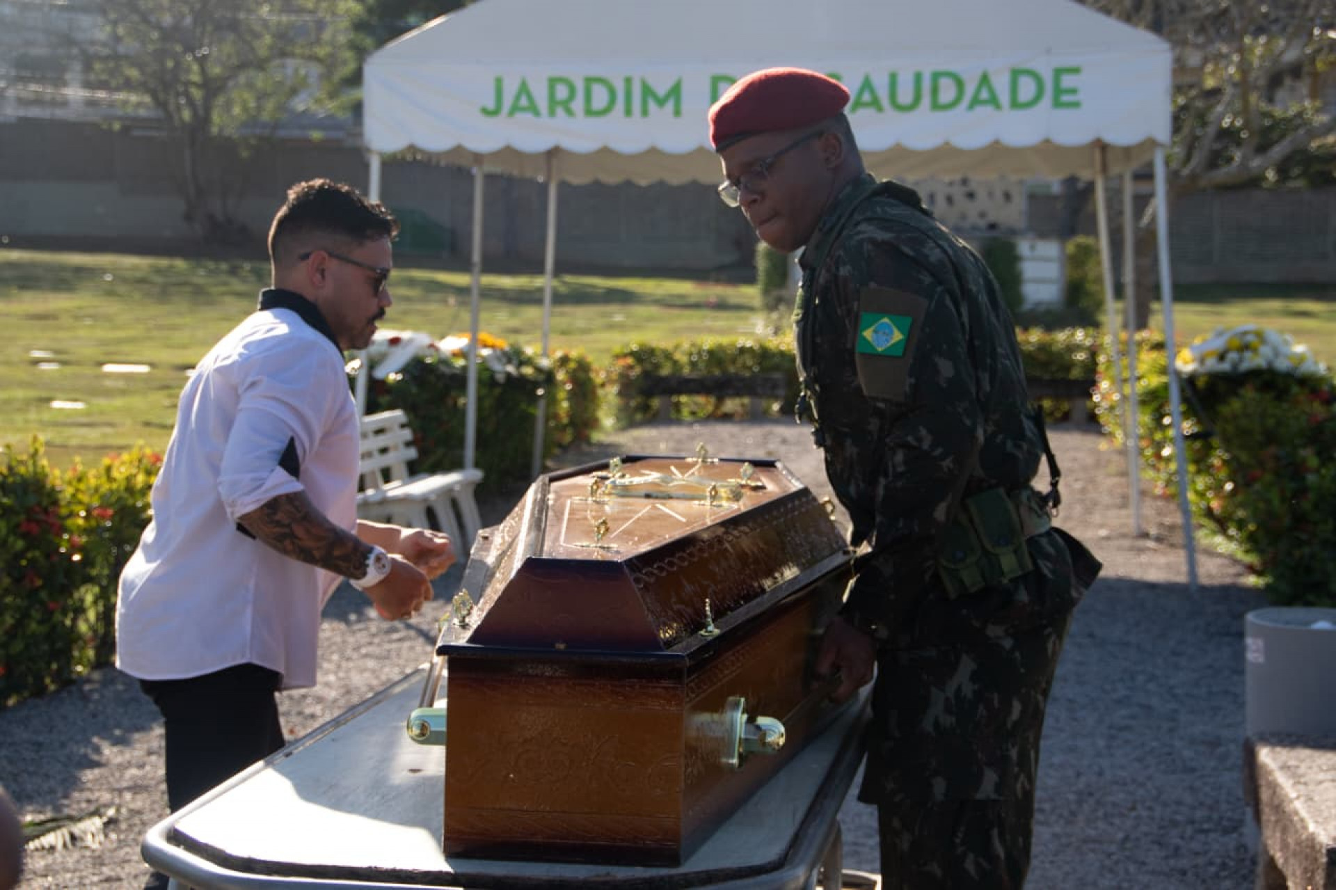 Familiares e amigos se despedem do sambista Marquinho PQD - Érica Martin / Agência O Dia