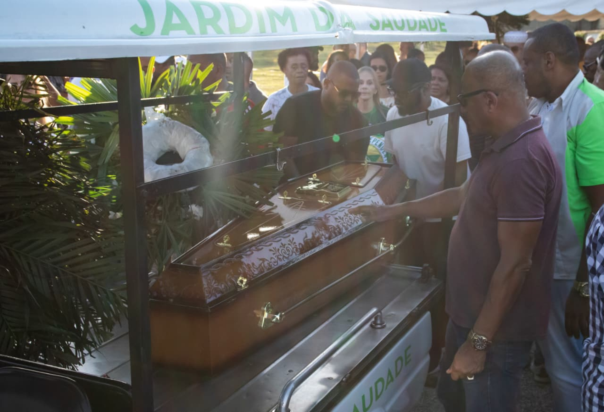 Familiares e amigos se despedem do sambista Marquinho PQD - Érica Martin / Agência O Dia