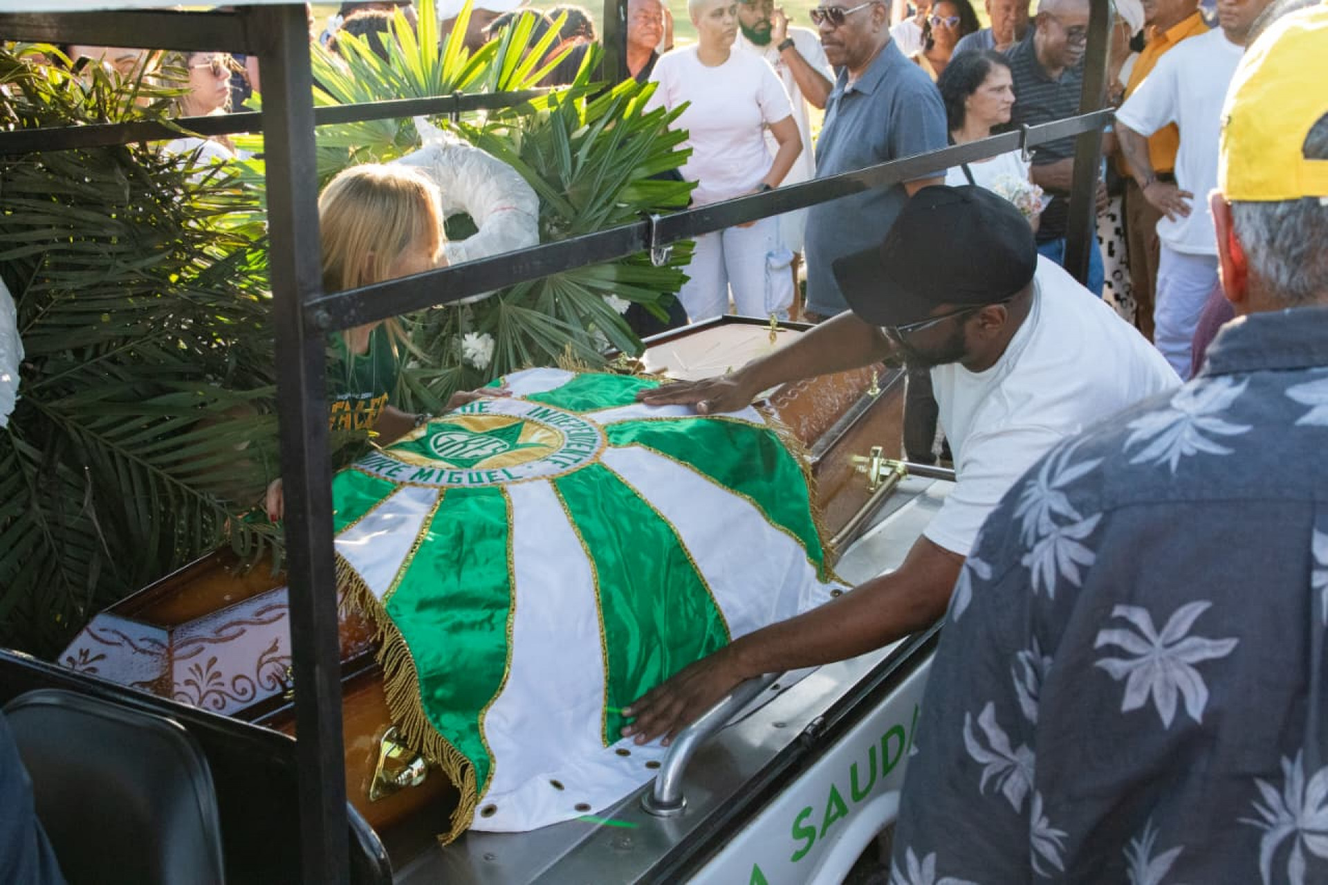 Familiares e amigos se despedem do sambista Marquinho PQD - Érica Martin / Agência O Dia