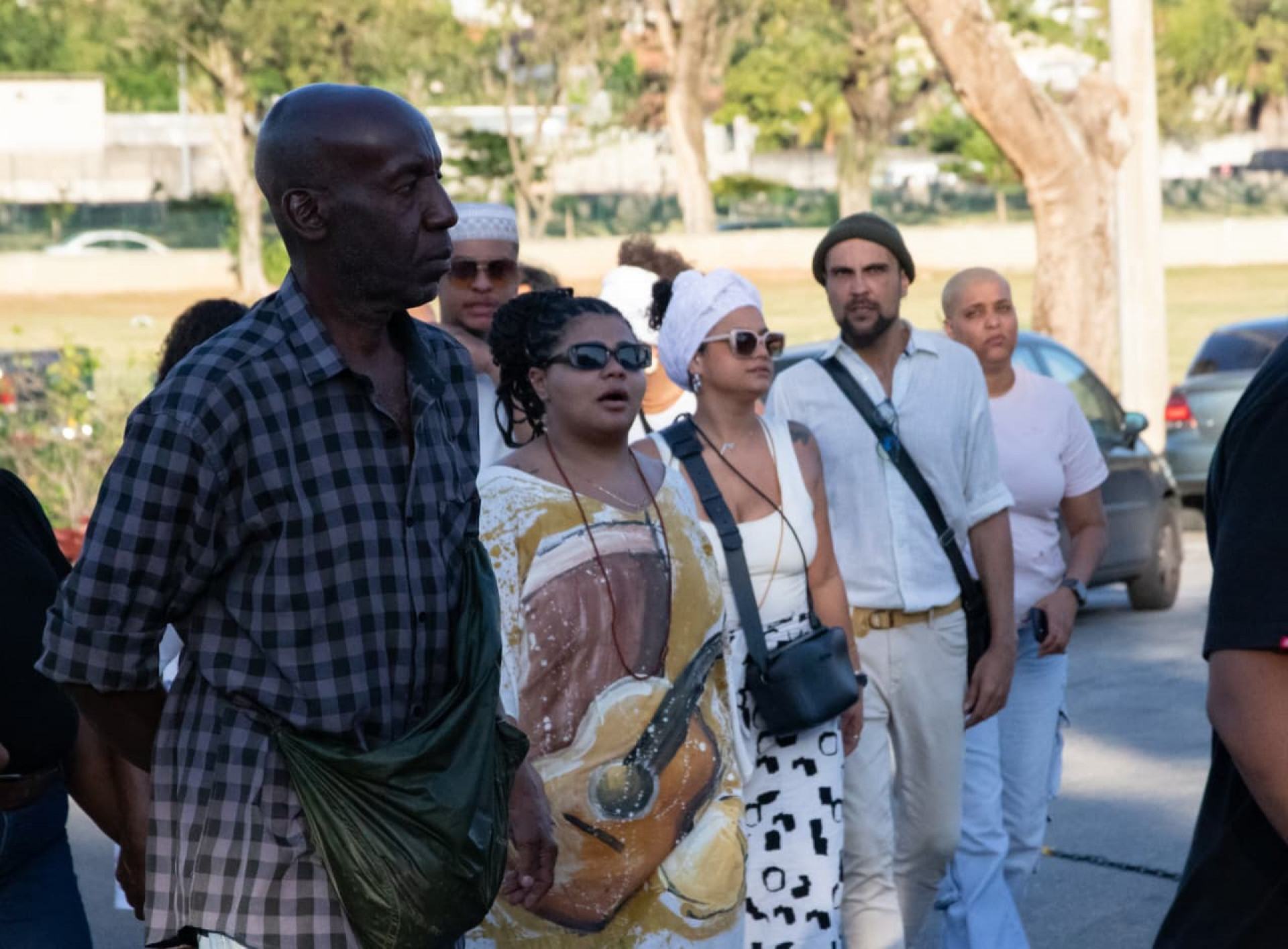 Flora Cruz, filha de Arlindo Cruz, se despediu de Marquinho PQD no Cemitério Jardim da Saudade, em Sulacap - Érica Martin / Agência O Dia