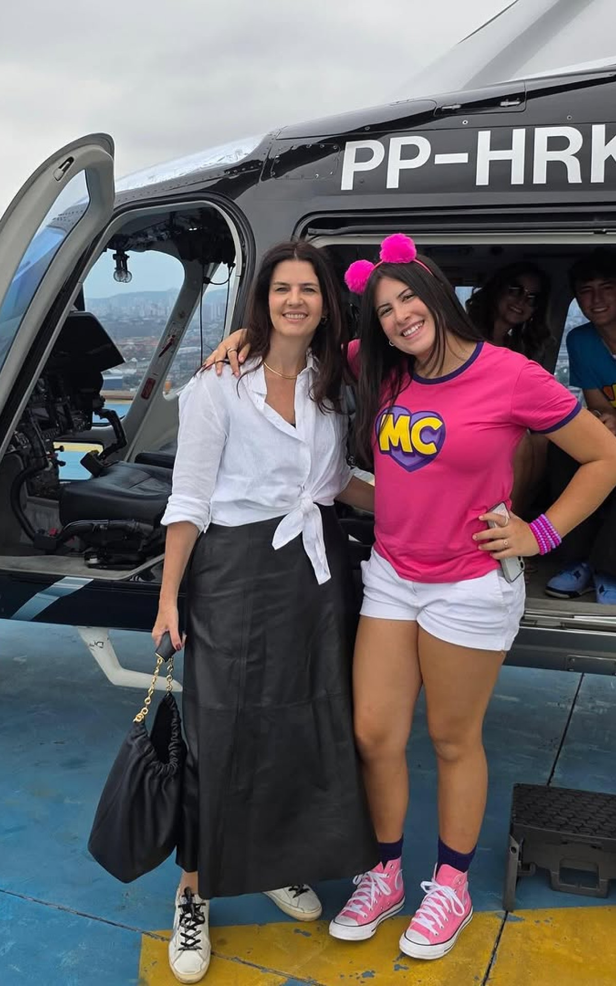 Maria Clara e a mãe chegam de helicóptero na mansão de Neymar - Reprodução/Instagram