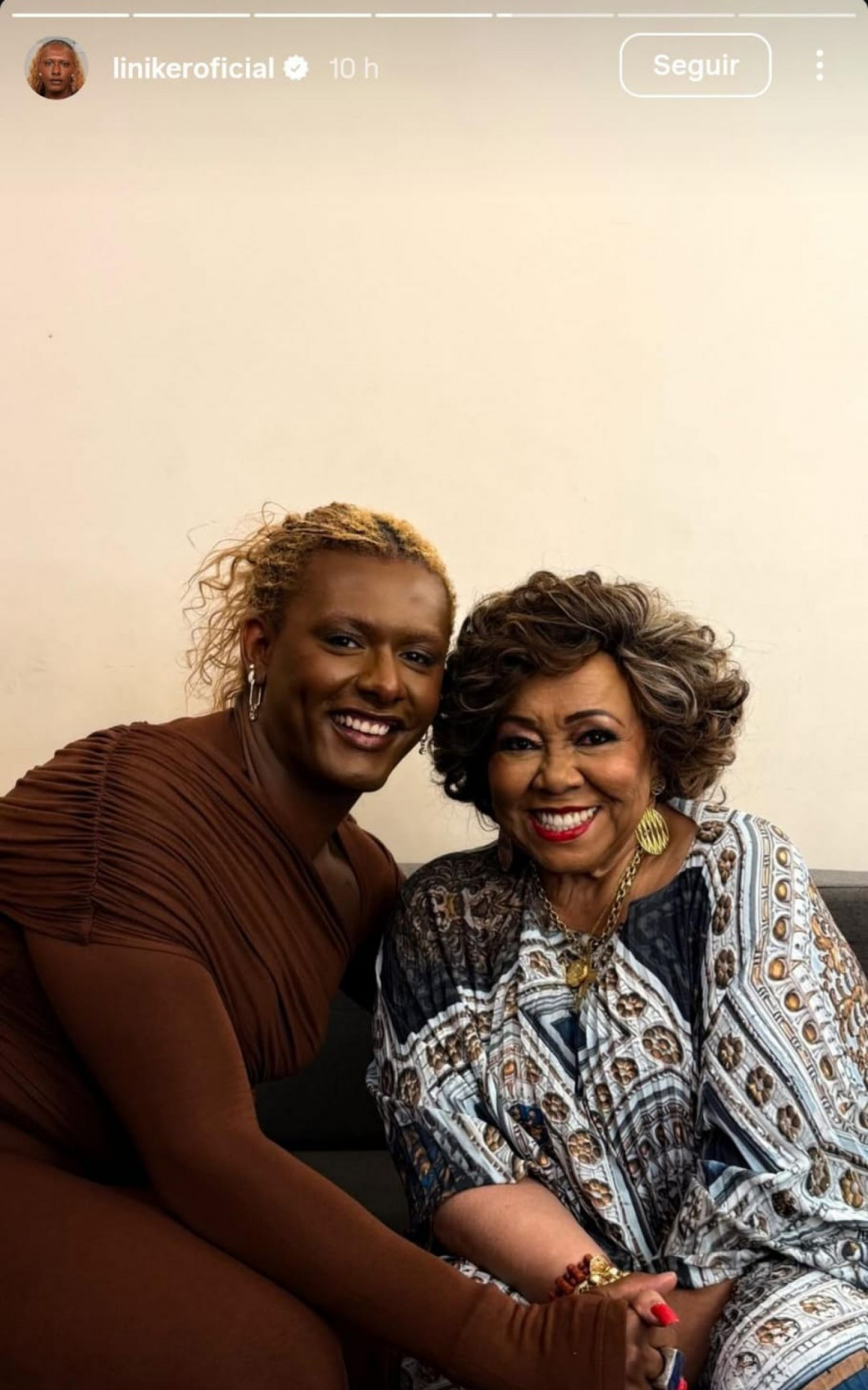 Liniker e Alcione posam juntinhas nos bastidores da gravação do audiovisual de Jorge Aragão