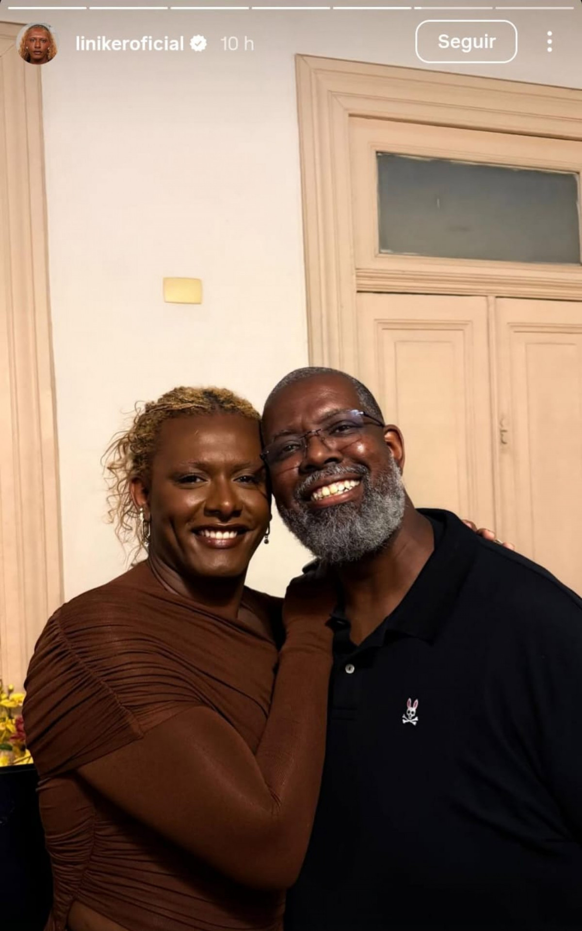 Liniker e Péricles posam para clique nos bastidores da gravação do audiovisual de Jorge Aragão