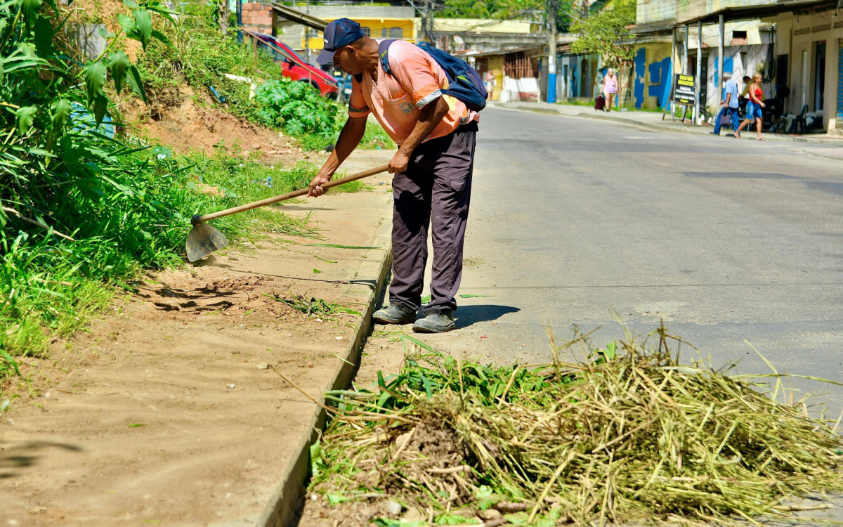 Funcionários da Prefeitura limparam as ruas dos bairros Vila Pauline e Santa Marta
